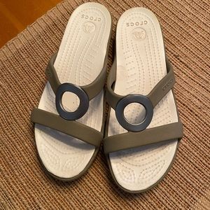 Crocs Sanrah Womens Tan Khaki Silver Slip On Slipper Sandals size 6